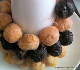 Donut Hole Topiary Tips Donut Holes Display, Graduation Brunch, Elephant Baby Shower Cake, Donut Tower, Diy Donuts, Baby Shower Drinks, Donut Bar, Donut Wall, Donut Holes