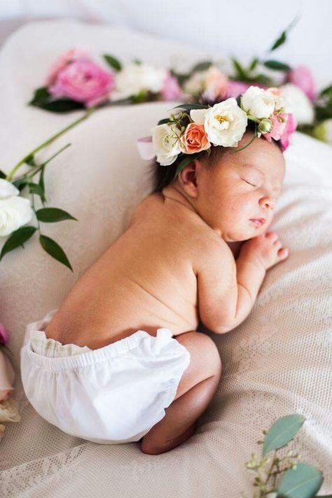 Pin on Baby Foto Newborn, Wedding Hairband, Photography Flowers, Foto Baby, Newborn Shoot, Newborn Baby Photography, Newborn Photoshoot, Baby Family, Newborn Pictures