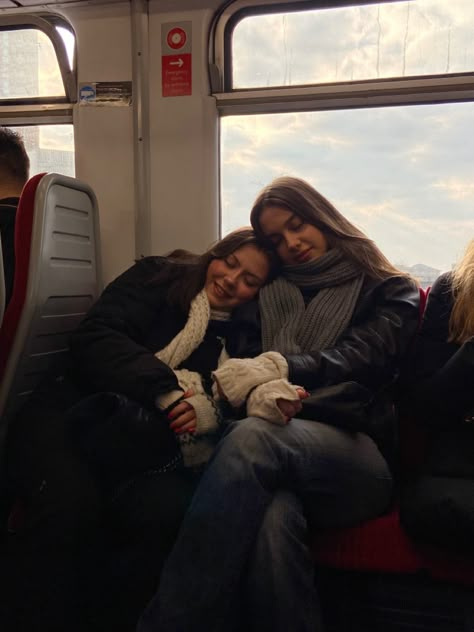 Train Friends Aesthetic, Friends In London Aesthetic, London Best Friends, Uk Trip Aesthetic, London With Friends Aesthetic, London Aesthetic Friends, London Friends Aesthetic, London Trip Aesthetic, Travel With Best Friend