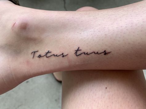 Totus tuus tattoo. Latin for Totally yours. Verso L'alto Tattoo, Angus Dei Tattoo, Minimalist Latin Tattoo, Christian Latin Tattoos, Marian Tattoos Catholic, Totus Tuus Tattoo, Roman Catholic Tattoos, Tattoo Quotes In Spanish, Catholic Tattoos For Women