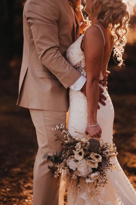 Rustic Bride And Groom, Wedding Photos Short Bride, Bride And Groom Detail Shots, Fall Wedding Photos Bride And Groom, Country Wedding Photos Bride And Groom, Wedding Day Pictures Bride And Groom, Bride And Moh Poses, Fun Wedding Photo Ideas Bride And Groom, Bride And Groom Tan Suit