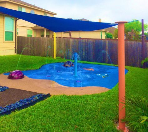 Playground Flooring Outdoor, Diy Splash Pad, Patio Chico, Backyard Splash Pad, Backyard Water Parks, Kid Friendly Backyard, Kids Backyard Playground, Backyard Ideas For Small Yards, Living Pool