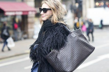 baggy bag Bottega Veneta Cabat Bag, Abbey Lee Kershaw, Bottega Veneta Handbag, Vogue British, Street Style Bags, Bag Outfit, Street Chic, Messenger Bags, My Bag