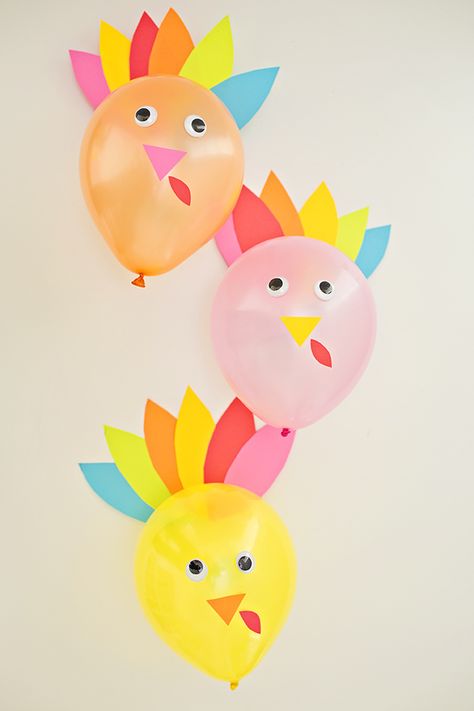 DIY Thanksgiving Turkey Balloons. Cute and easy turkey craft for kids or decor for your Thanksgiving table. Balloon Turkey, Turkey Balloons, Turkey Diy Crafts, Kids Thanksgiving Party, Turkey Hats, Happy Celebrations, Mini Thanksgiving, Balloon Craft, Diy Thanksgiving Crafts