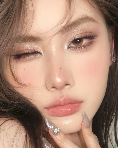 Soft Makeup For Prom, Asian Makeup Party, Douyin Prom Makeup, Debut Make Up Look, Korean Party Makeup, Douyin Prom Dress, Korean Glam Makeup, Soft Prom Makeup, Layout Makeup