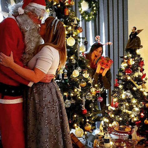 I saw mommy kissing Santa I Saw Mommy Kissing Santa Claus Photo, Mommy Kissing Santa Claus Photo Shoot, I Saw Mommy Kissing Santa Claus, Santa Claus Photo Shoot, Mommy Kissing Santa Claus, Santa Claus Photos, Santa Card, Family Christmas Pictures, Christmas Picture