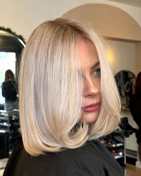 Recreating ‘the old money bob’ ✨🧚🏻 Chloe wanted bright & icy for the winter, my girlies last 2 appointments were t-sections so we were in… | Instagram Blonde Bob Shoulder Length, All Over Bright Blonde, Vanilla Blonde Short Hair, Blonde Bob Layers, Light Neutral Blonde Hair, Creamy Blonde Bob, 90s Blonde Bob, Old Money Blonde Bob, Haircut For Blonde Hair