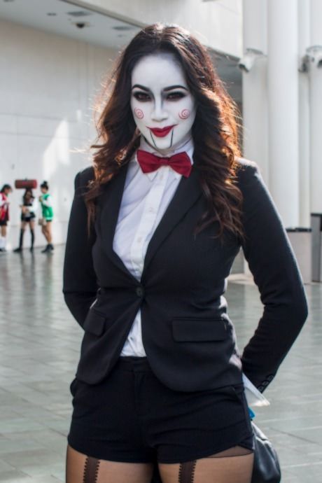 An Interesting Take on Jigsaw                                                                                                                                                                                 More Jigsaw Costume Women, Saw Halloween Costume, Saw Costume, Jigsaw Costume, Jigsaw Halloween, Saw Halloween, Halloween Make-up Looks, Doll Halloween Costume, Diy Halloween Costumes For Women