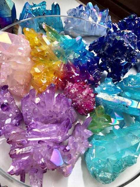 Crystal Seashells, Rainbow Aura Quartz, Crystal Vibes, Crystal Aesthetic, Beach Glass Art, Aura Crystals, Angel Aura Quartz, Pretty Rocks, Cool Rocks