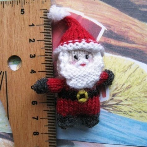 Tiny Santa Knitting Pattern Xmas Knitting, Knitted Santa, Christmas Knitting Projects, Knit Christmas Ornaments, Knitted Christmas Decorations, Knitting Christmas, Christmas Knitting Patterns Free, Miniature Knitting, Holiday Knits