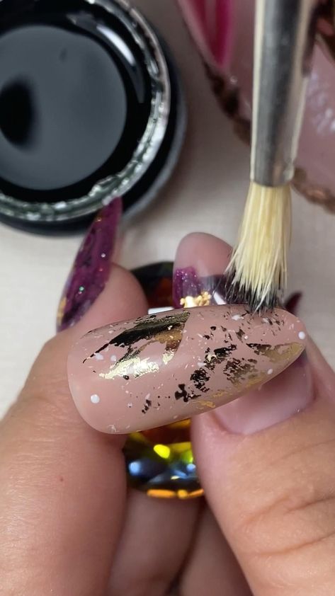 Foils Nail Art, Nail Designs Foil, Nailart Videos, Nude Nails Design, Minimalist Flat Design, Nude Nailart, Nailart Nude, New Nails Design, Fall Nail Idea