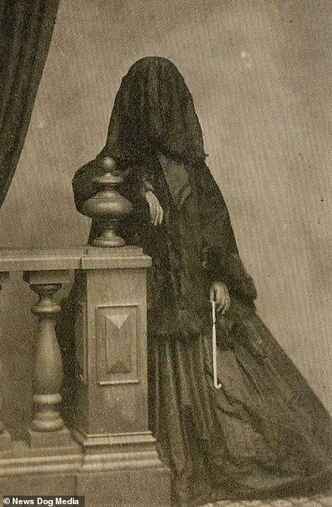 Sinister portraits of families grieving lost loved ones as part of macabre Victorian trend | Daily Mail Online Victorian Aesthetic, Post Mortem, Victorian Women, Photo Vintage, Memento Mori, Vintage Photographs, Vintage Photography, Old Pictures, Victorian Era