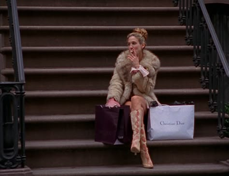 Carrie Bradshaw~♡ Satc Aesthetic, Victoria Tornegren, Voyage New York, Septième Art, Breakfast At Tiffany's, City Vibe, Photo Vintage, Six Feet Under, And Just Like That