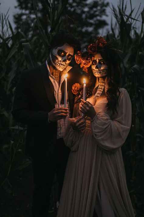 Halloween Photoshoot Skeleton, Skeleton Halloween Photoshoot, Halloween Wedding Photoshoot, Dia De Los Muertos Photo Shoot Ideas, Set Halloween Fotografia, Halloween Photography Photoshoot, Halloween Wedding Costumes, Halloween Wedding Photos, Halloween Shoot Ideas