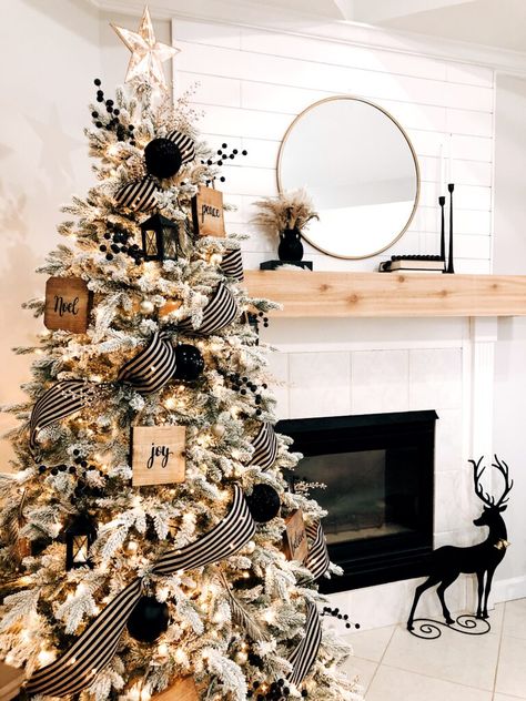 Black Christmas Decorations, Black White Christmas, Christmas Tree Decorating Themes, Elegant Christmas Trees, Christmas Decor Inspiration, A White Christmas, Christmas Themes Decorations, Christmas Tree Inspiration, Black Christmas Trees