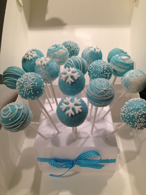 Frozen Birthday Party Cake Cupcakes, Frozen Birthday Cake Pops, Cake Pops Frozen Theme, Winter Themed Cake Pops, Frozen Themed Treats, Frozen Theme Cake Pops, Frozen Party Ideas Food, Snow Themed Party Decorations, Frozen Cake Pops Ideas