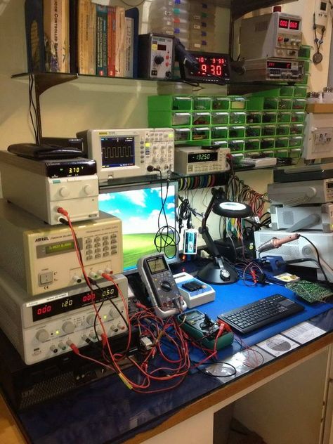 Electronics Workspace, Electronics Lab Workbenches, Workbench Organization, Lab Ideas, Electronic Gifts For Men, Electronic Workbench, Electronics Workshop, Electronics Hacks, Electronics Storage