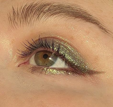 Folklore Eye Makeup, Soft Green Makeup, Green Eyes Makeup Looks, Vampire Bride, Soft Makeup, Makeup Makeover, Kiss Makeup, Makeup Pictures, Makeup For Green Eyes