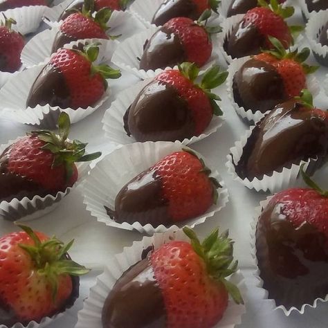 Chocolate Covered Strawberries Aesthetic, Strawberries Aesthetic, Bailey Brown, Brown Chocolate, Chocolate Strawberry, Covered Strawberries, Chocolate Covered Strawberries, Let Them Eat Cake, Food Cravings