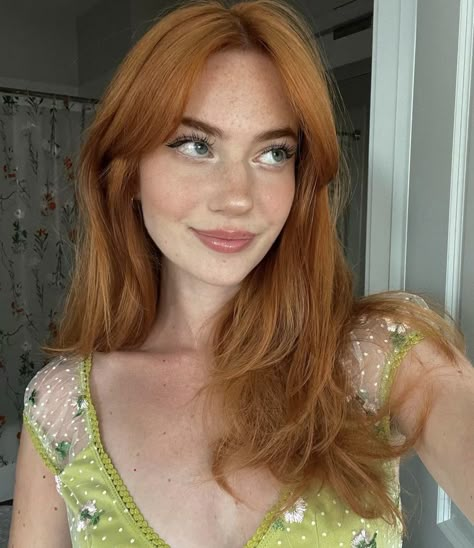 Ginger Hair On Fair Skin, Fair Skin Aesthetic, Pretty Ginger Girl, Redheaded Women, Redhead Models, Pretty Redhead, Ginger Hair Color, Ginger Girls, Redhead Girl