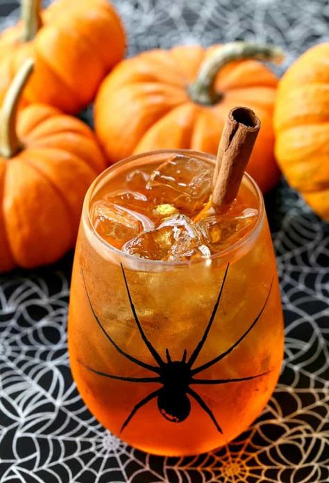 This pumpkin Spiced Wine Spritzer is the perfect Halloween party cocktail! Halloween Party Food Appetizers, Pumpkin Cocktail Recipes, Spice Magic, Halloween Appetizers For Adults, Halloween Food For Adults, Easy Halloween Cocktails, Pizza Halloween, Fun Halloween Party Food, Easy Cocktail Recipe