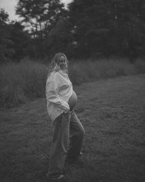 A denim and white shirt combo moment for @zoelouisehallahan 💯 you can’t go wrong with this classic look. I want to have a pregnant belly … | Instagram Jeans And Shirt Maternity Shoot, White Button Down And Jeans Maternity Shoot, Maternity Photos Jeans And White Shirt, Jeans White Shirt Maternity Shoot, White Shirt Maternity Photos, Maternity Photography White Shirt And Jeans, Denim Maternity Shoot, Women Photographer, Beautiful Pregnancy