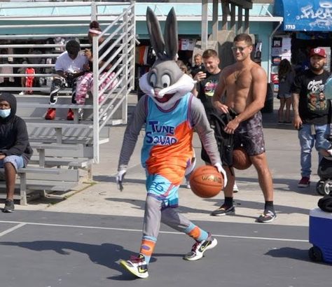 “I tried to told him, but he didn’t would listen!?” – SpaceJam in Real Life as Bugs Bunny exposes basketball players, breaking ankles and draining buckets! – Shock Mansion Bunny Basketball, Shock Mansion, Break Up Texts, Broken Ankle, Tune Squad, Bugs Bunny, Silly Me, Buckets, Basketball Players