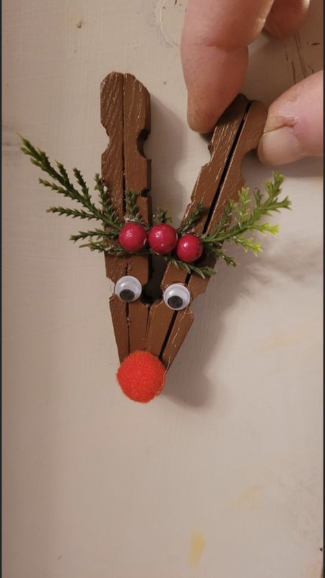 Reindeer Clothespin Ornaments, Clothes Pin Ornaments, Christmas Bazaar Crafts, Clothespin Crafts Christmas, Wooden Clothespin Crafts, Clothespin Crafts, Winter Diy Crafts, Christmas Clothespins, Christmas Crafts Diy Projects