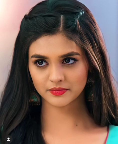 Pranali Rathod Hairstyles, Akshara Hairstyle In Yrkkh, Hairstyle Photo, Girls School Hairstyles, Hair Style Vedio, Traditional Hairstyle, Easy Hairstyles For Thick Hair, Pranali Rathod, Easy Hairstyles For School