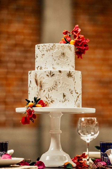 Milly's Fine Cakes stenciled Mexican inspired wedding cake with fresh florals. Photo by Brogen Jessup Mexican Wedding Cakes, Mexican Inspired Wedding, Mexican Wedding Cake, Types Of Wedding Cakes, Best Chocolate Cupcakes, Mexican Themed Weddings, Beautiful Wedding Cake, Cupcake Recipes Chocolate, Spanish Wedding