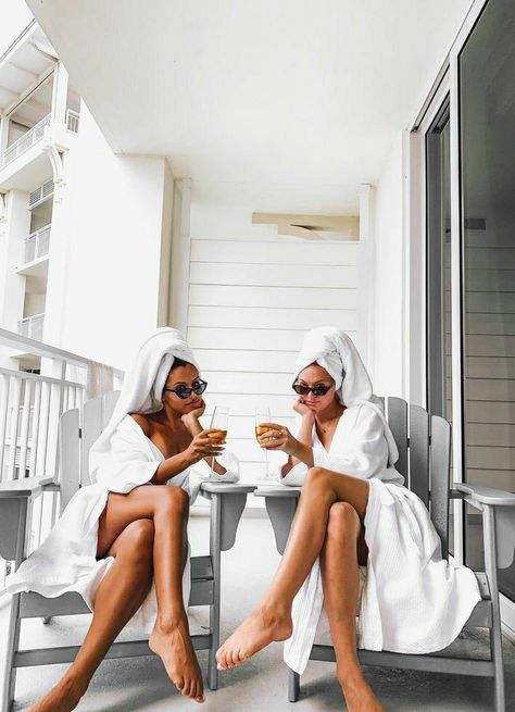 Champagne Photoshoot, Margaritaville Resort, Cruise Photography, Vacation Island, Cruise Pictures, Island Hotel, Best Friend Photoshoot, Bff Photoshoot, Best Friend Photos