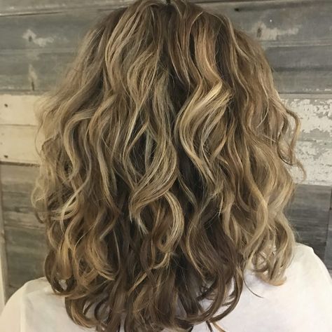 24 Best Shoulder Length Curly Hair Ideas (2019 Hairstyles) Trendy We Fryzurach, Shoulder Length Curly Hair, Medium Length Curly Hair, Layered Curly Hair, Thick Wavy Hair, Wavy Haircuts, Medium Curly Hair Styles, Haircuts For Wavy Hair, Haircuts For Curly Hair