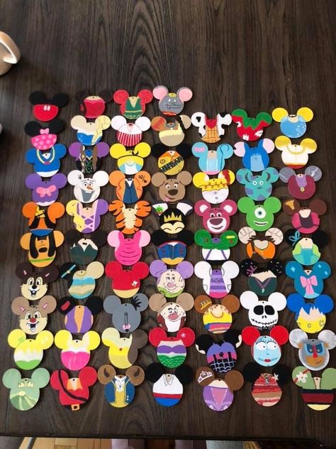 Paint ornaments and take to Disney for autographs Disney Christmas Tree Ornaments Diy, Disney Autograph Ornaments, Homemade Disney Ornaments, Disney Christmas Ornaments Diy, Disney Christmas Decorations Diy, Disney Autograph Ideas, Autograph Ideas, Hand Painted Wood Ornaments, Disney Crafts For Adults