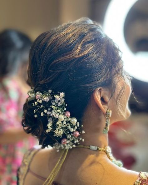 Instagram Shaadi Bun Hairstyles, Hairstyle For Function For Women, Bun With Hair Accessories, Indian Wedding Hairdo, Minimal Hairstyle Wedding, Indian Bridal Hair Buns With Flowers, Bun With Flowers Hairstyle, Bun Hairstyle On Saree Wedding, Hair Styles Bun Wedding