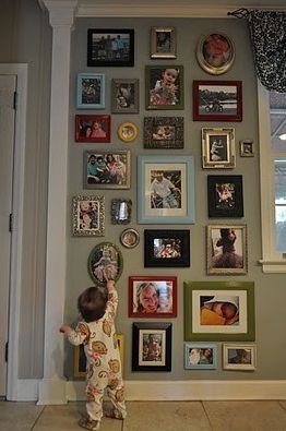 A family photo wall is a fun, creative way to put a lifetime of memories in plain view. The good news is, you can't screw it up! There is no right or wrong way... Wall Vignettes, European Home Decor, Family Wall, Wall Gallery, Style At Home, Blank Walls, Design Layout, Home Fashion, Decoration Design