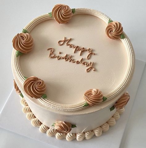 Round Birthday Cakes For Women Simple, Round Birthday Cake For Women, Gender Neutral Birthday Cake, Teachers Day Cake, How To Decorate Cakes, Birthday Cake For Women Simple, Tårta Design, Round Birthday Cakes, Buttercream Cake Designs