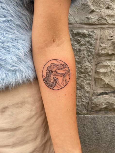 Jurassic Park Gate Tattoo, Jurassic Park Tattoo Women, Raptor Tattoo Jurassic Park, Small Jurassic Park Tattoos, Jurassic Park Tattoo Ideas, Jurassic World Tattoo, Jurassic Park Tattoos, Jurrasic Park Tattoo, Velociraptor Tattoo