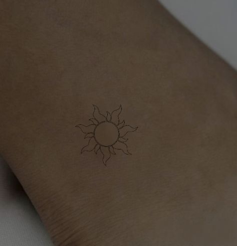 Rupunzle Sun Tattoo, Rapunzel Star Tattoo, Tangles Sun Tattoo, Small Rapunzel Tattoo, Tangled Star Tattoo, Tangled Rapunzel Sun Tattoo, Simple Tangled Tattoo, Small Tangled Tattoos, Rufus Du Sol Tattoo