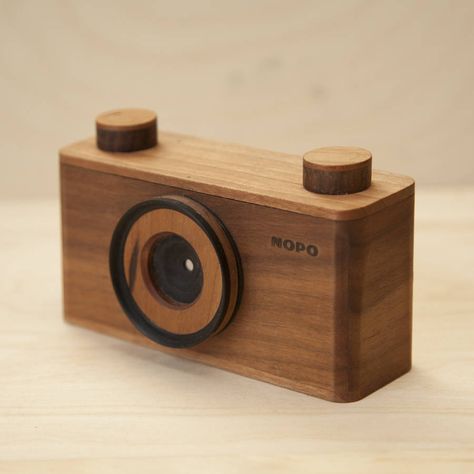 Handcraft Wooden Pinhole Cameras – Fubiz Media Villa Savoye, Waldorf Inspired Toys, Pinhole Photography, Best Food Photography, Honey Jewelry, Wooden Camera, Handwoven Tapestry, Cardboard Toys, Pinhole Camera