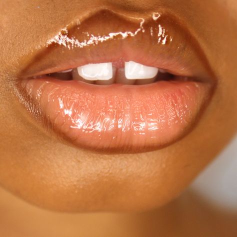 𝑮𝑰𝑺𝑬𝑳𝑳𝑬 𝑨𝑳𝑰 | Makeup Artist on Instagram: “Lipliner Worship 👄  _ Black girls can’t be replaced. We are the original aesthetic. Full lips, large buttox & hips, decorative hair, Bantu,…” Brown Lip Liner Clear Gloss, Brown Lipliner 90s, Brown Lip Liner With Gloss 90s, Dark Lip Liner And Gloss 90s, 90s Lip Liner And Gloss, 90s Lip Liner, Lip Liner With Gloss, Dark Lip Liner And Gloss, Brown Lip Liner With Gloss