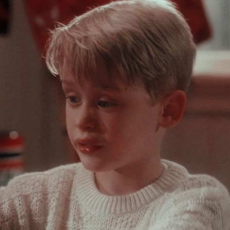 Home Alone Wallpers, Macaulay Culkin Home Alone, Kevin Home Alone, Movie Home, Kevin Mccallister, Best Christmas Movies, Macaulay Culkin, Sea Wallpaper, Movie Time