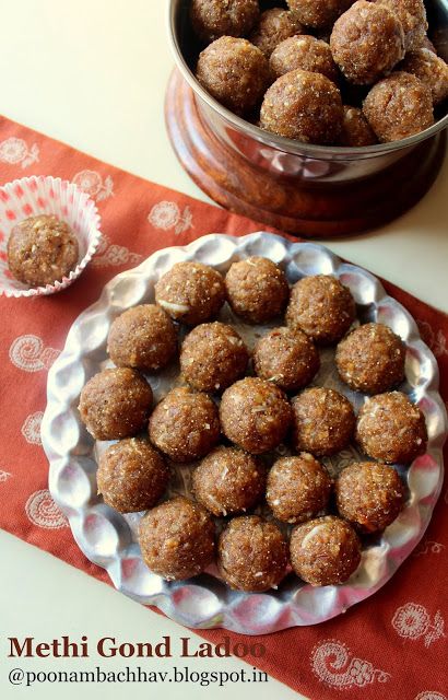 Annapurna: Methi Goand Ke Ladoo is a delicious Indian Winter delicacy. Made with the healthy goodness of fenu greek seeds (methi dana), whole wheat flour, edible gum (goand), coconut, poppy seeds (khus khus), dry dates (chuara), and dry fruits, these ladoos are sweetened with jaggery which makes them a guilt free affair. Methi Ladoo Recipe, Methi Ladoo, Jar Snacks, Diwali Faral, Jaggery Recipes, Veggie Crackers, Laddoo Recipe, Postpartum Recipes, Health Bars