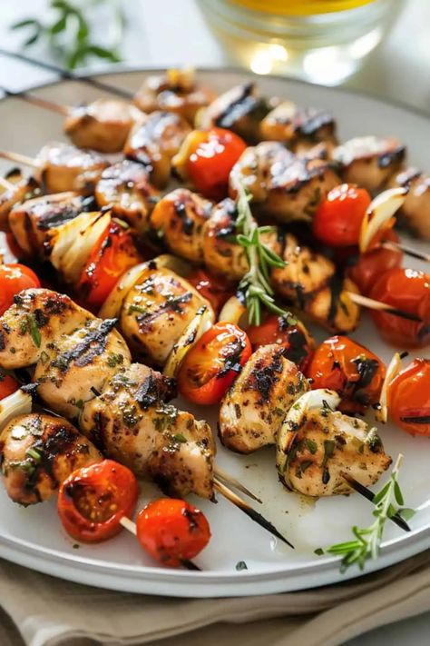 Tomato Chicken Skewers - BeCentsational Chicken And Tomatoes, Chicken Platter, Summer Chicken Recipes, Summer Chicken, Dinner Quick, Tomato Chicken, Marinating Chicken Breast, Low Carb Chicken Recipes, Watermelon Salad