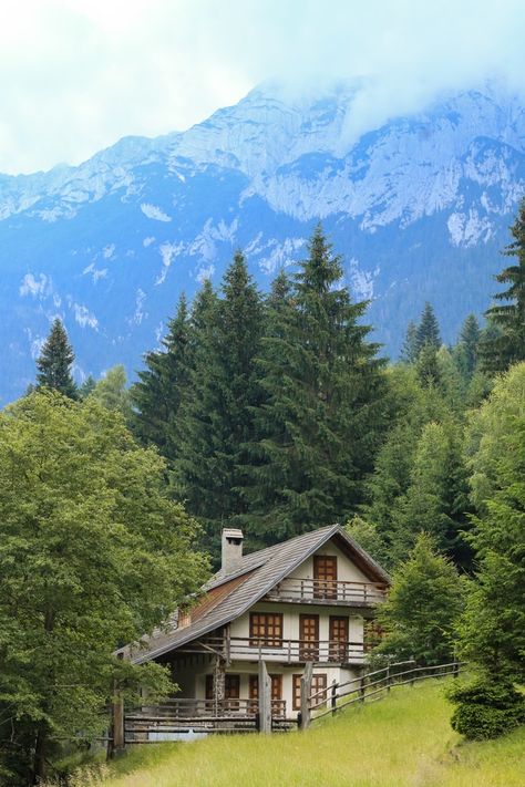 Swiss House, Cozy Rooms, Mountain Cottage, Vacation Goals, Mountain Homes, Beautiful Places In The World, Alam Yang Indah, Cabins In The Woods, Nature Landscape