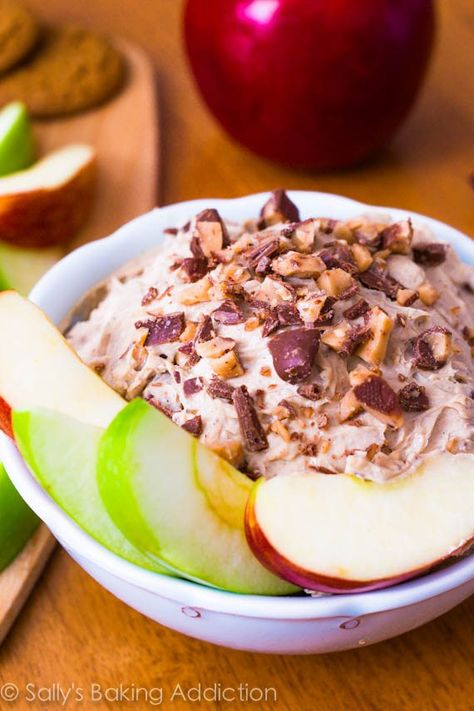 Cinnamon Toffee Cheesecake Dip for Apples by Sallys Baking Addiction Cheesecake Dips, Dip For Apples, Fruit Kabob, Toffee Cheesecake, Sallys Baking, Cheesecake Dip, Sally's Baking, Sweet Dips, Yummy Dips