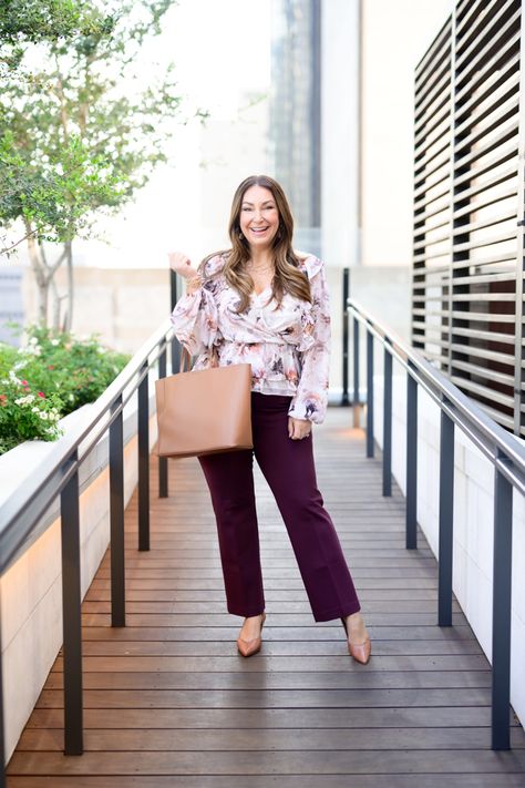 This outfit is perfect to go straight from work to getting dinner with colleagues! Best After Christmas Sales, Fall Fashion Comfy, Pullover Sweaters Outfits, Casual Office Fashion, Recruiter Mom, Mama Fashion, Workwear Capsule, Fashion Work Outfit, Fall Workwear