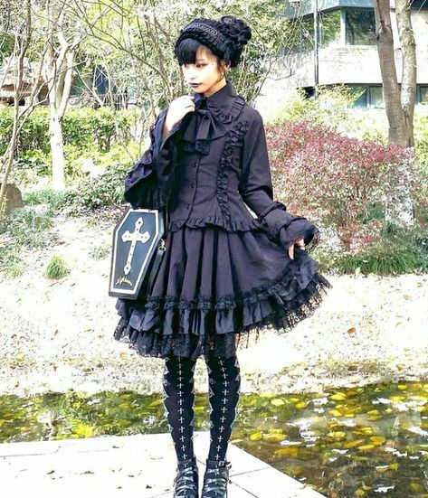 Egl Fashion Gothic, Japanese Goth Fashion, Goth Lolitas, Dark Cottagecore Fashion, Outfits Japanese, Japanese Alternative Fashion, Gothic Harajuku, Lolita Outfits, Japanese Street Fashion