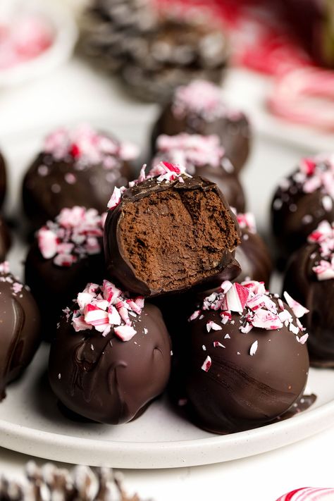 Vegan Peppermint Chocolate Truffles - UK Health Blog - Nadia's Healthy Kitchen Christmas Chocolate Truffles, Peppermint Brownie Bites, Chocolate Peppermint Brownies, Truffle Recipe Easy, Peppermint Truffles, Vegan Truffles, Easy Truffles, Peppermint Brownies, Holiday Snacks