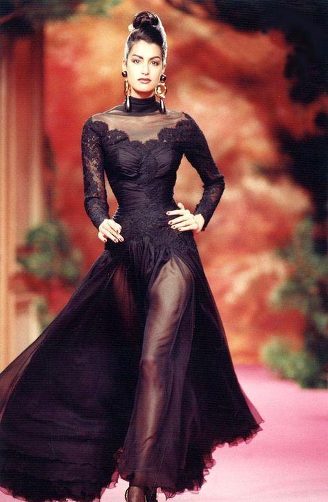 Christian Lacroix Haute Couture, Yasmeen Ghauri, Haute Couture Looks, 90s Runway Fashion, Chanel Cruise, Couture Looks, Atelier Versace, Haute Couture Dresses, Dior Haute Couture