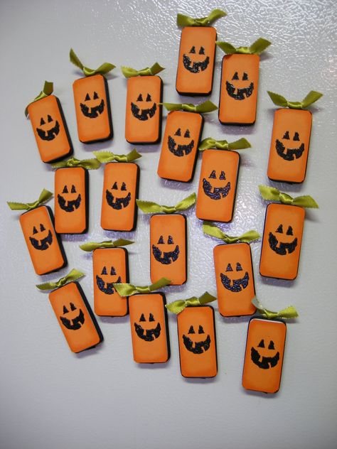 Fall Magnets Diy, Domino Crafts Diy, Halloween Magnets Diy, Domino Crafts, Halloween Magnets, Fall Craft Fairs, Domino Jewelry, Domino Art, Halloween Wood Crafts